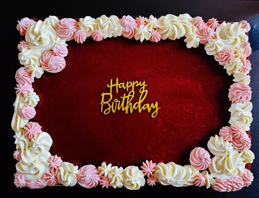 Réalisation de Les pâtisseries de Su d'un gâteau d'anniversaire à la fraise. Vers mes réseaux sociaux pâtisserie.