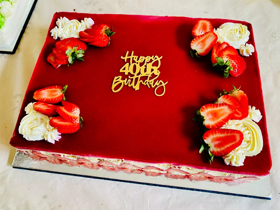 Realisation-fraisier-gateau-anniversaire-les-patisseries-de-su